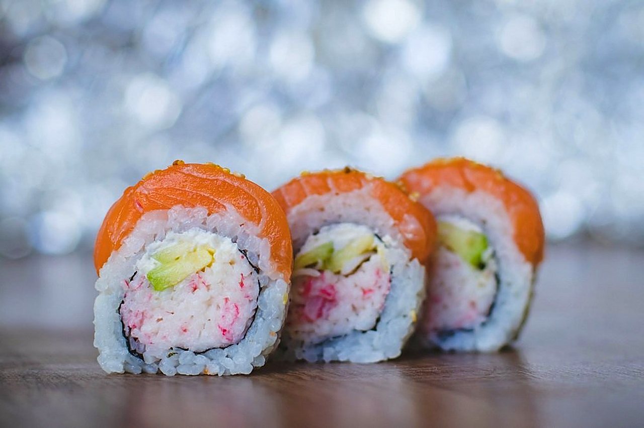 Salmon-topped rolls